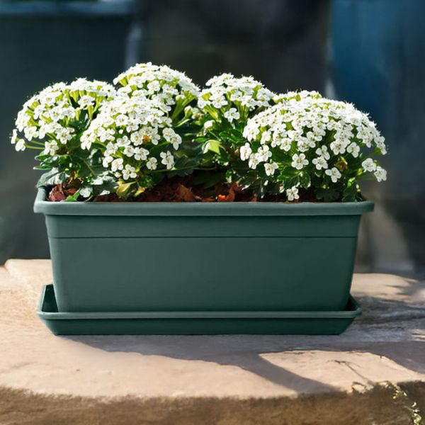 sottovaso rettangolare naxos per cassette in esterno su tavolo in legno.