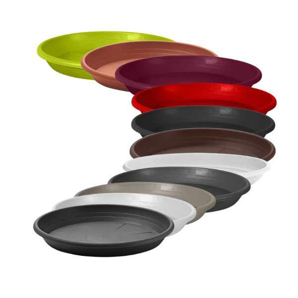 Sottovaso rotondo cilindrico in diverse colorazioni su sfondo bianco.