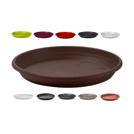 Sottovaso rotondo cilindrico in plastica disponibile in varie colorazioni e grandezze. su sfondo bianco