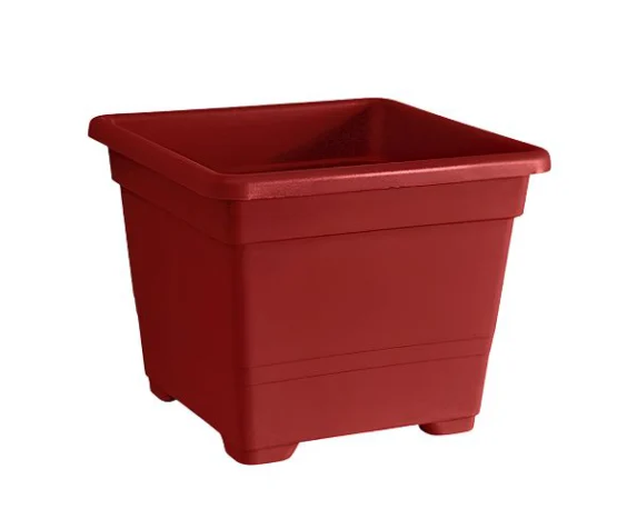 Vaso quadrato Veca colore rosso fuoco su sfondo bianco.