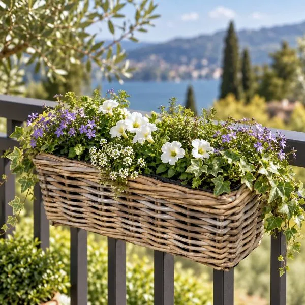 La Cesta Coprivaso Rettangolare Laura Balconybox di Mega Collections (distribuita da Floral Garden) è la soluzione ideale per vestire con eleganza naturale le fioriere del tuo balcone o terrazzo.