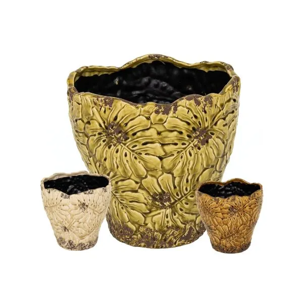 Il Vaso Decorativo Rotondo Bohemian Leaf Pot di Mega Collections (distribuito da Floral Garden) infonde un'atmosfera botanica e rétro irresistibile in qualsiasi ambiente interno in tre colori su sfondo bainco