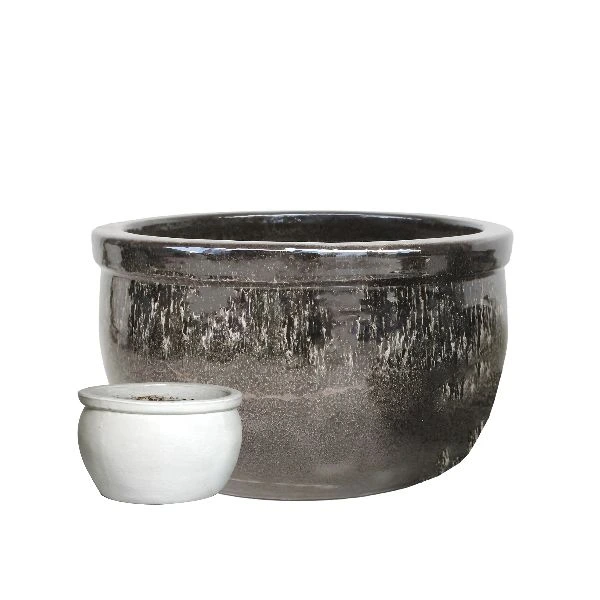Vaso Rotondo Bordato Glazed Bavaria di Mega Collections. Su Floral Garden: in terracotta smaltata con foro di drenaggio, in diversi colori su sfondo bianco.