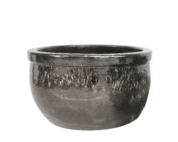 Vaso Rotondo Bordato Glazed Bavaria di Mega Collections. Su Floral Garden: in terracotta smaltata con foro di drenaggio, colore marrone brunito su fondo bianco