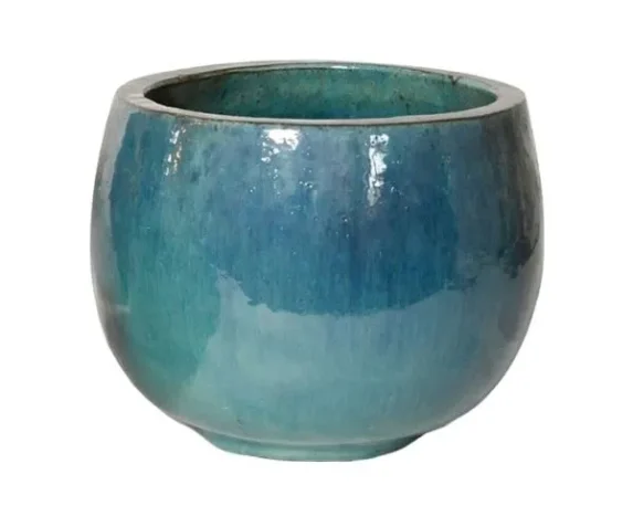 Il Vaso Decorativo Rotondo Glazed Pot Bowl S3 di Mega Collections (distribuito da Floral Garden) rappresenta la perfetta sintesi tra la solidità della terracotta tradizionale e la raffinatezza del design contemporaneo colore celadon, su sfondo bianco.