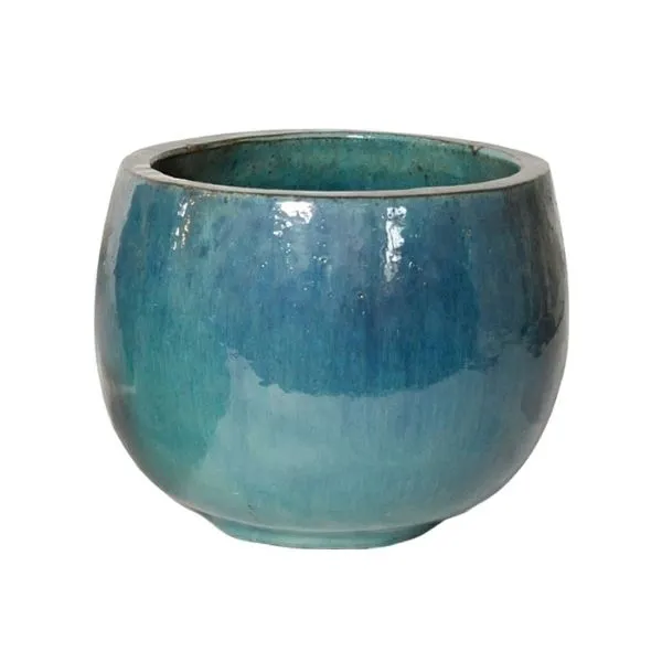 Il Vaso Decorativo Rotondo Glazed Pot Bowl S3 di Mega Collections (distribuito da Floral Garden) rappresenta la perfetta sintesi tra la solidità della terracotta tradizionale e la raffinatezza del design contemporaneo colore celadon, su sfondo bianco.