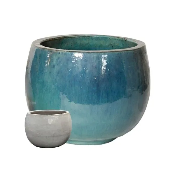 Il Vaso Decorativo Rotondo Glazed Pot Bowl S3 di Mega Collections (distribuito da Floral Garden) rappresenta la perfetta sintesi tra la solidità della terracotta tradizionale e la raffinatezza del design contemporaneo in diversi colori su sfondo bianco.