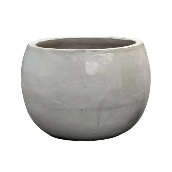 Il Vaso Decorativo Rotondo Glazed Pot Bowl S3 di Mega Collections (distribuito da Floral Garden) rappresenta la perfetta sintesi tra la solidità della terracotta tradizionale e la raffinatezza del design contemporaneo di colore grigio perla su sfondo bianco.