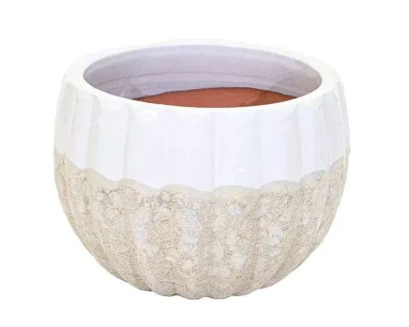Vaso Rotondo Two Tone Melon in ceramica. Su Floral Garden: esclusivo design bicolore con base sabbia e foro di drenaggio, colore bainco latte su sfondo bianco
