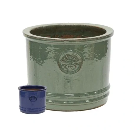 vaso-decorativo-rotondo-glazed-bumble-bee-cylinder-ceramica-smaltata-diversi-colori-floralgarden-600×600 Vaso Cilindrico Glazed Bumble Bee in ceramica smaltata. Su Floral Garden: elegante design con rilievo, foro di drenaggio e disponibile in 4 misure e in diversi colori su sfondo bianco.