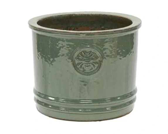 Vaso Cilindrico Glazed Bumble Bee in ceramica smaltata. Su Floral Garden: elegante design con rilievo, foro di drenaggio e disponibile in 4 misure, colore verde olivia su sfondo bianco