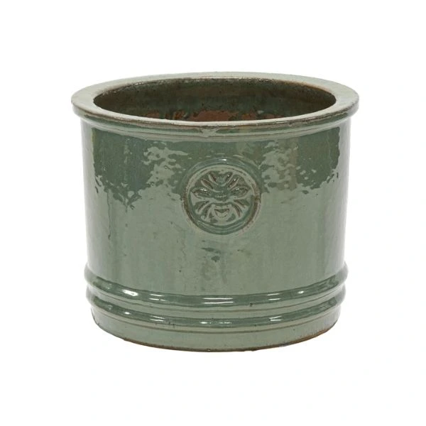 Vaso Cilindrico Glazed Bumble Bee in ceramica smaltata. Su Floral Garden: elegante design con rilievo, foro di drenaggio e disponibile in 4 misure, colore verde olivia su sfondo bianco